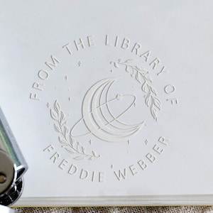 Bibliotheekembosser maan en sterren, aangepaste boekembosser met bladeren, aangepaste reliëfstempel, gepersonaliseerde zegelembosser, embossercadeauset