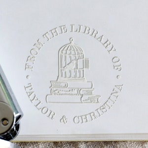 Embosseuse de bibliothèque avec cage, cadeau d'embosseur de bibliothèque, tampon d'embossage personnalisé, embosseuse de sceau personnalisée, coffret cadeau d'embosseur, embosseuse d'enveloppes