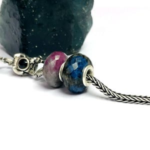 Hermosa combinación de piedras preciosas de rubí natural y azurita con grandes agujeros. Se adaptan a todo tipo de pulseras europeas. Fabricación de joyas.