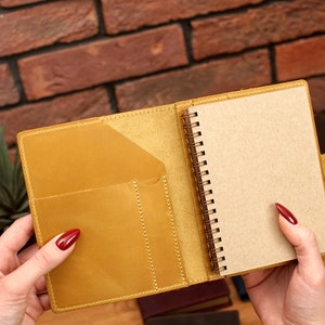Gepersonaliseerde lederen notitieboekje, lederen dagboek met initialen in reliëf, hervulbare lederen notitieboekje, spiraalvormig notitieblok A5 A6 Midori papierformaat