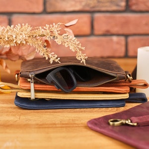 Personalisierte Reißverschlusstasche, Leder Reisetasche, Handgemachte schlanke Clutch, Minimalistische Tasche mit Handgelenksgurt, Urlaub Dokumentenhalter