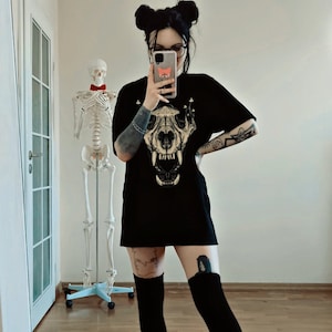Camiseta Wolf Skull Viking UNISEX Mushroom | Camiseta nórdica pagã, estética de arte oculta, roupas góticas, roupas góticas, academia escura, camiseta de bruxa