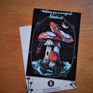 Te deseo una Navidad mágica - Tarjeta de felicitación navideña de alta calidad con forma de hongo, tamaño A6, bola de nieve, amanita muscaria, duende pagano