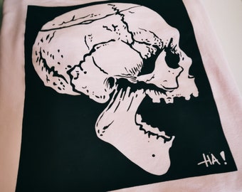 -shirt gothique UNISEXE The Laughing Skull | Vêtements gothiques pastel doux avant-gardistes