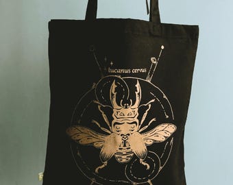 Sac fourre-tout en coton bio Stag Beetle | Design lunaire gothique