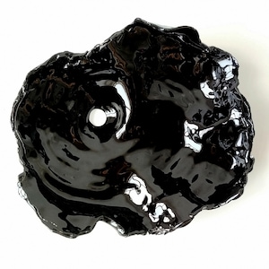 Ręcznie robiony czarny ceramiczny talerz: gotycka misa artystyczna Wabi Sabi