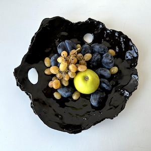 Czarny ceramiczny talerz: gotycki styl wabi sabi – ręcznie robiona misa artystyczna