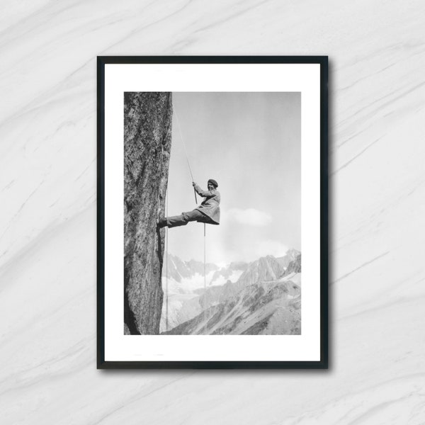 Photographie vintage en noir et blanc d'un alpiniste escaladant une montagne dans les Alpes imprimée sur un passe-partout, qualité muséale, sur papier mat, tirage gélatino-argentique