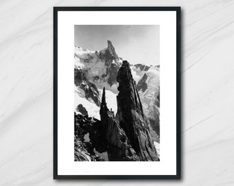 Photographie vintage en noir et blanc d'un grimpeur au sommet d'une montagne dans les Alpes Mat Tirage argentique à la gélatine