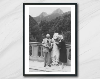 Grands-parents posant avec un ours blanc