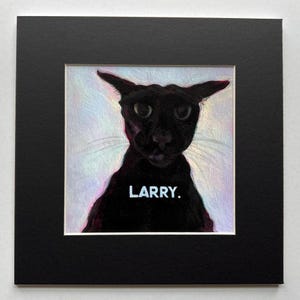 Può includere: Un gatto nero con occhi verdi su uno sfondo bianco. Il gatto sta guardando direttamente lo spettatore. Il nome del gatto, "LARRY", è scritto in lettere bianche sotto il gatto.