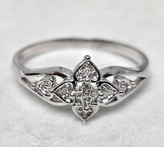 9ct White Gold Ring Diamonds Stones 375 DIA Hallmarked Ring Size R - Main Image