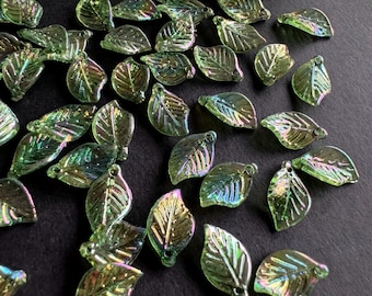 Cuentas de hojas de árbol acrílicas verdes, dijes de hojas DIY (10 piezas)