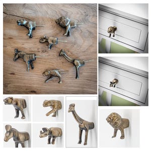 Könnte beinhalten: Schrankknöpfe in Form von Tieren in Bronzetönen, darunter ein Löwe, eine Giraffe, ein Zebra und ein Nashorn. Diese dekorativen Knöpfe verleihen Schubladen und Schränken eine einzigartige Note. Die Knöpfe sind aus Metall und haben eine Schraube für eine einfache Installation.