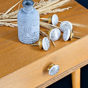 6 x Delikatnie zdobione ceramiczne gałki, zestaw 6 sztuk – gałki meblowe w stylu boho | Gałki do szuflad, klamki do drzwi w stylu shabby chic, złoto | z drobnymi niedoskonałościami
