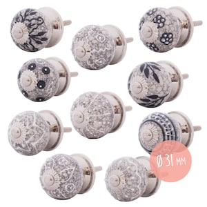 Peut inclure: Dix boutons de porte en céramique avec une base argentée et un motif gris et noir. Les boutons ont un diamètre de 31 mm.