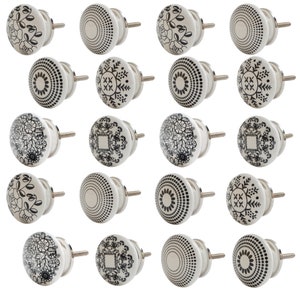 Könnte beinhalten: Set mit 18 weißen Keramik-Schrankknöpfen mit schwarzen und weißen geometrischen und floralen Mustern.
