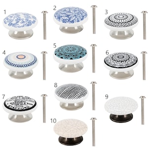 Op de afbeelding: Tien keramische kastknoppen met verschillende ontwerpen. De knoppen zijn wit met verschillende patronen, waaronder bloemen, geometrische en gestreepte ontwerpen. Elke knop heeft een zilveren schroef.