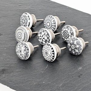 Set di 8 pomelli per mobili | Bianco e nero | Ceramica | Pomelli | Decorazione delicata | Resistenti all'abrasione | Unici | 8 modelli tra cui scegliere