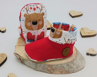 Baby shoes made of cotton jersey with wintry bear motif by IRiZ DESiGN