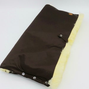 ENKEL STUK, kinderwagenwarmer van medisch lamsvel van IRiZ DESiGN