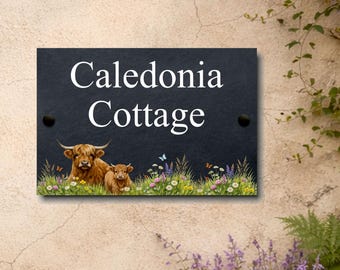 Letrero de pizarra personalizado para casa con vaca de las Highlands y ternero: placa de dirección personalizada