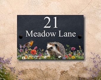 Letrero de pizarra natural con diseño de petirrojo, erizo y flores silvestres, para casa, nombre, número y jardín. Texto personalizado.