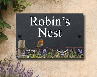 Letrero de pizarra personalizado con petirrojo, alambre de púas y flores silvestres