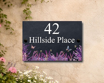 Letrero de pizarra natural para casa, nombre, número y jardín, con diseño de abejas y mariposas (texto personalizado)