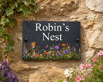 Plaque de maison en ardoise naturelle avec un rouge-gorge parmi les fleurs sauvages, nom et numéro de maison, texte personnalisé au choix