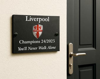 Letrero de pizarra personalizado para aficionados al fútbol: Nombre del equipo y número de casa personalizados.