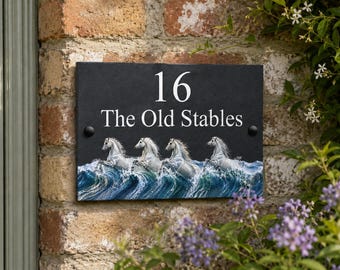 Plaque de maison personnalisée en ardoise naturelle avec chevaux blancs, nom et numéro, pour jardin, plage ou écurie ; texte personnalisé au choix.