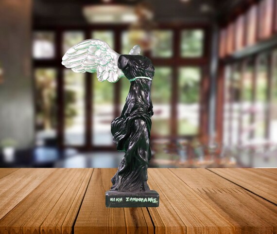 winged victory statue louvre