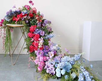 ウェディングアーチ、セレモニー用ウェディングアーチ、紫色の花の背景、青色の花のコーナースワッグ、ウェディングデコレーション、フラワーアレンジメント、テーブルデコレーション