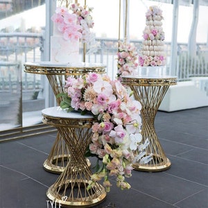 Chapado en oro Boda Metal Flower Stand Geometric Centerpiece Stand Party Decor Floral Display Stand Metal Dessert Table Pillar