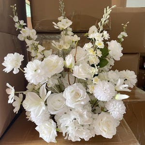 White Aisle Flower , Ground Flowers for Wedding Decor , Floral Arch for Wedding Arrangement . white flowers with Greenery