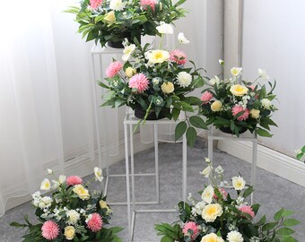 Composition boule de fleurs en soie rose et blanche : centre de table de mariage