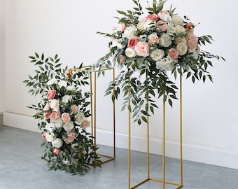 Pode incluir: Dois suportes de metal dourado com arranjos florais. O arranjo maior apresenta rosas brancas e rosadas, hortênsias e folhagem. O arranjo menor apresenta rosas rosadas e brancas e folhagem.