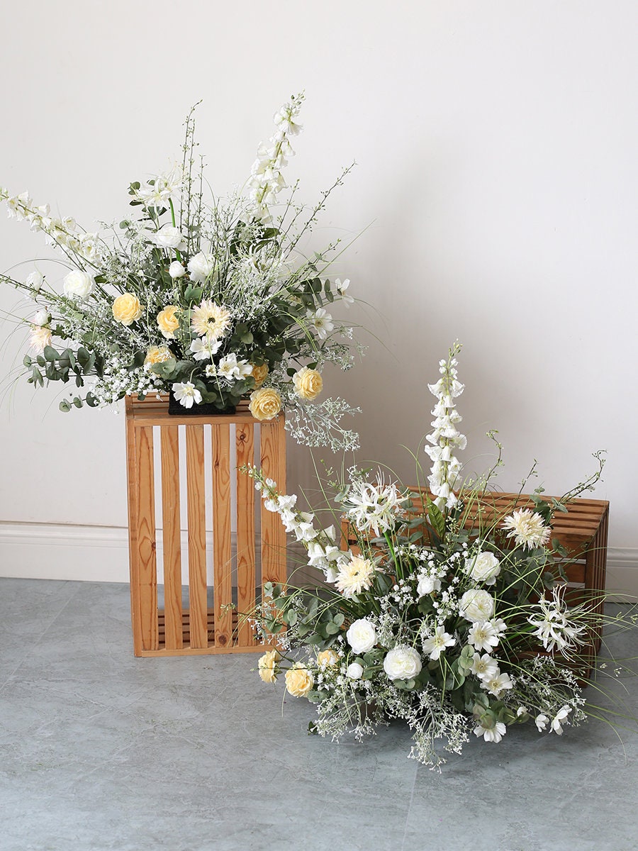 Dekoracje stołu centralnego na wesele Sztuczne kwiaty jako dekoracja stołu na przyjęcie Dekoracje ślubne Kompozycje kwiatowe