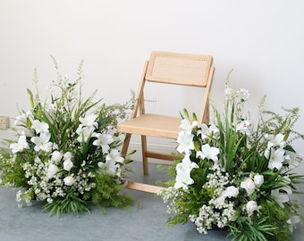 Fleurs artificielles blanches avec des fleurs vertes au sol pour une décoration de mariage, arche florale pour une composition de mariage. fleurs blanches avec verdure