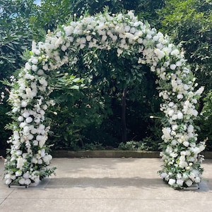Weißer Blumen-Bogen mit Ständer, Hochzeitsbögen für Zeremonie Blumenhintergrund Blumenbeute Gartenparty-Hochzeits-Gang-Dekor-Blumenarrangements