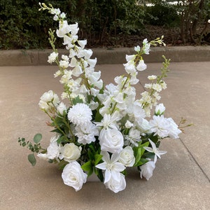 白い通路用の花、結婚式の装飾用のグラウンドフラワー、結婚式のアレンジメント用の花のアーチ。緑と白い花