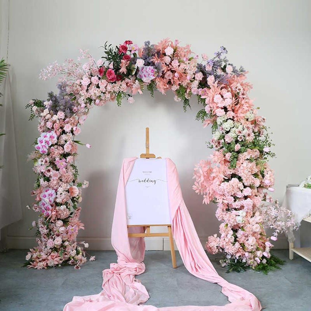 ピンクの花のアーチ、セレモニー用のウェディングアーチ、造花の背景