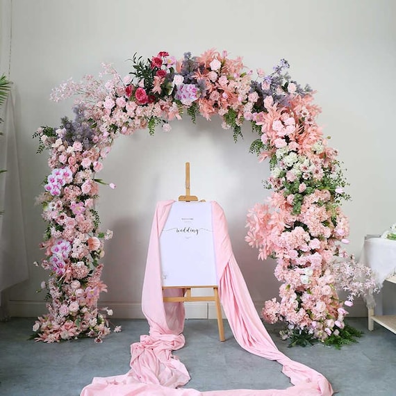 ウェーディングフォト背景に、インテリアとしての造花 アレンジメント