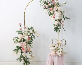 ピンクの花のアーチ 緑の花輪 ウェディングアーチ シャンパンフラワーアレンジメント コーナースワッグ ウェディングバックドロップ フラワーハンギング フローラルアーチデコレーション