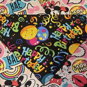 Peut inclure: Bandana noire avec un motif d'anniversaire joyeux coloré. Le motif comprend des ballons, des confettis et les mots "Joyeux anniversaire" répétés plusieurs fois.