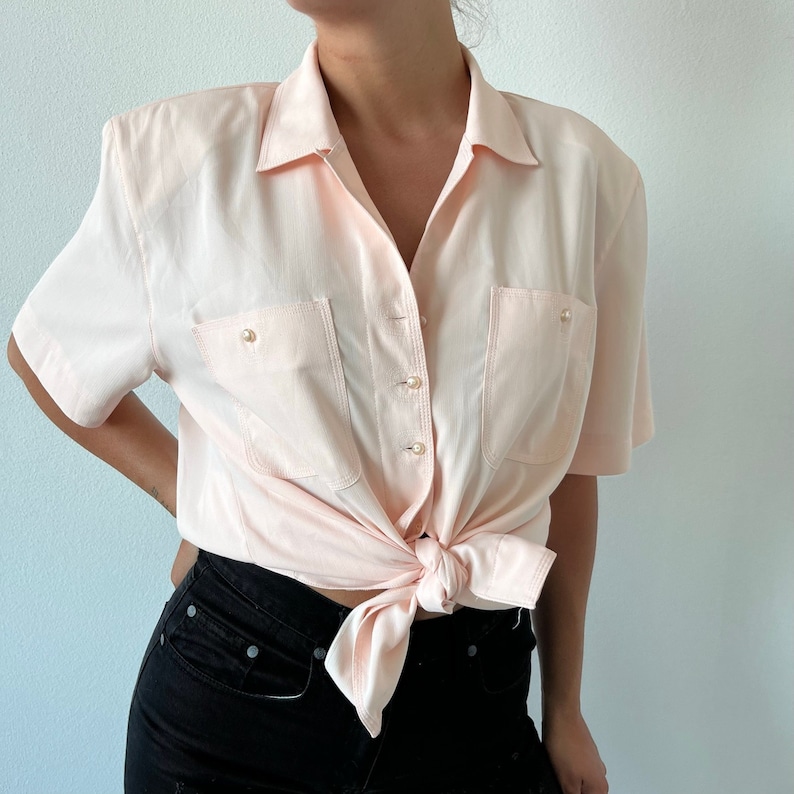 Powder 70s vintage blouse / vintage women's shirt / pink vintage blouse with shoulder pads / vintage summer blouse / women's shirt to tie at the waist image 1