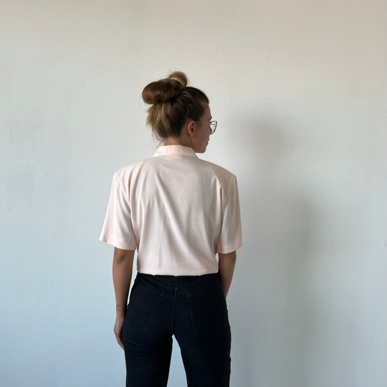 Powder 70s vintage blouse / vintage women's shirt / pink vintage blouse with shoulder pads / vintage summer blouse / women's shirt to tie at the waist image 7