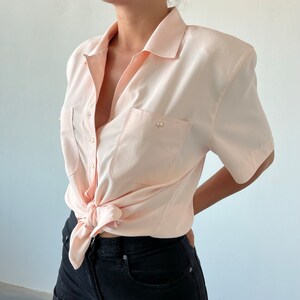 Powder 70s vintage blouse / vintage women's shirt / pink vintage blouse with shoulder pads / vintage summer blouse / women's shirt to tie at the waist image 4