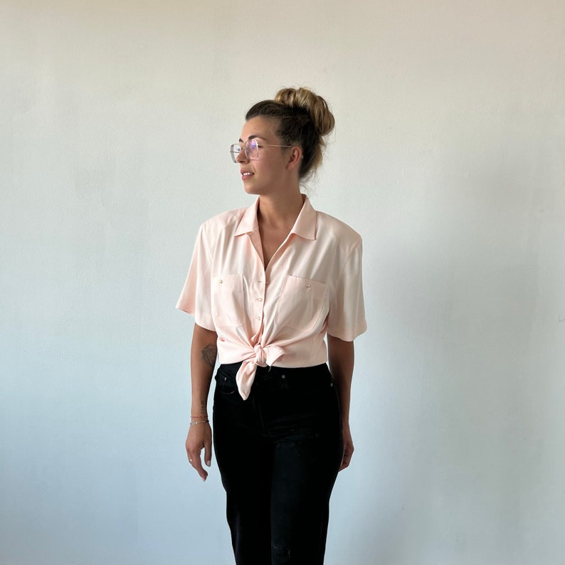 Powder 70s vintage blouse / vintage women's shirt / pink vintage blouse with shoulder pads / vintage summer blouse / women's shirt to tie at the waist image 5